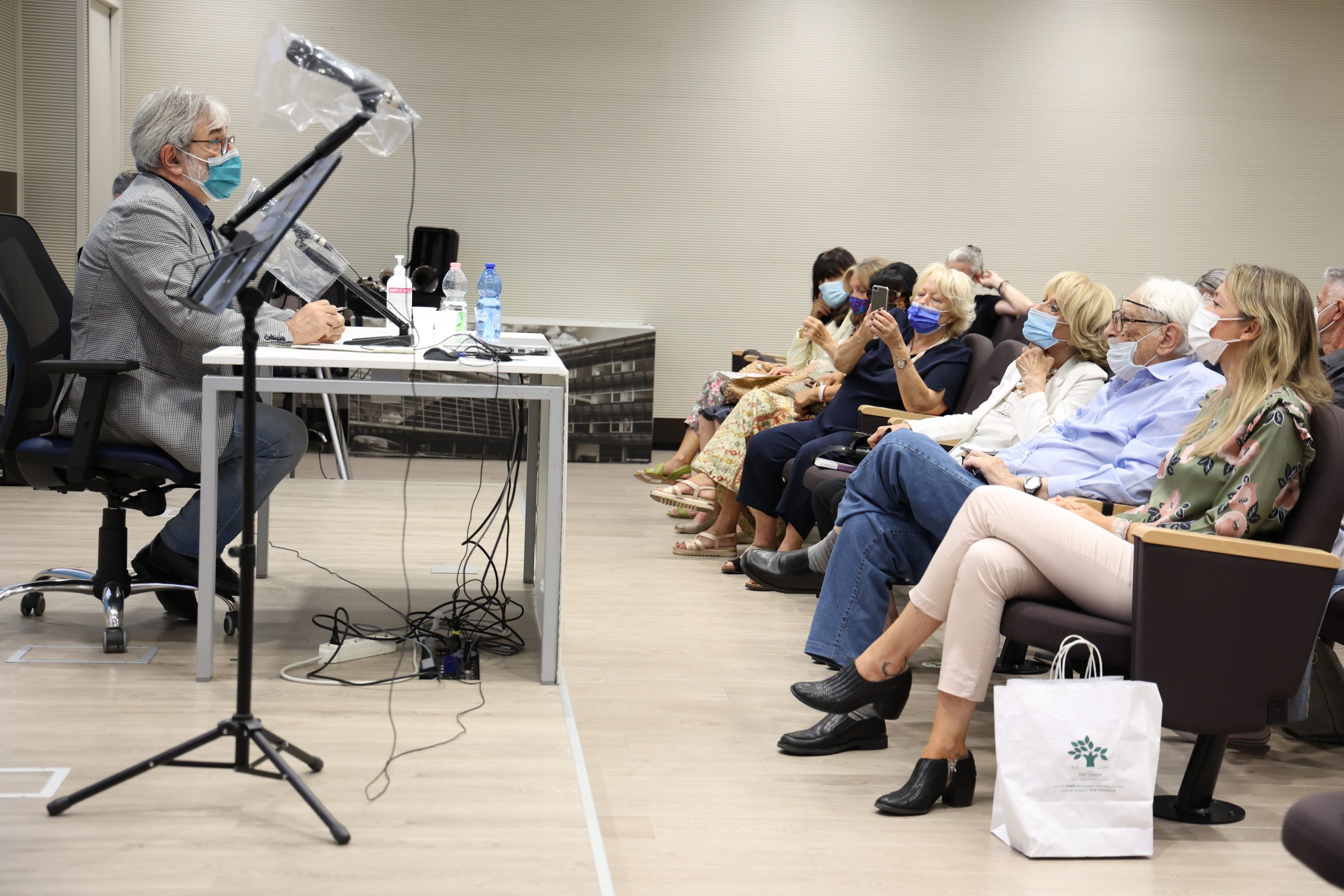 Il professor Vincenzo Alastra presenta la premiazione dell'edizione 2021 del concorso letterario Gim, fra sogno e realtà del Fondo Edo Tempia di Biella.