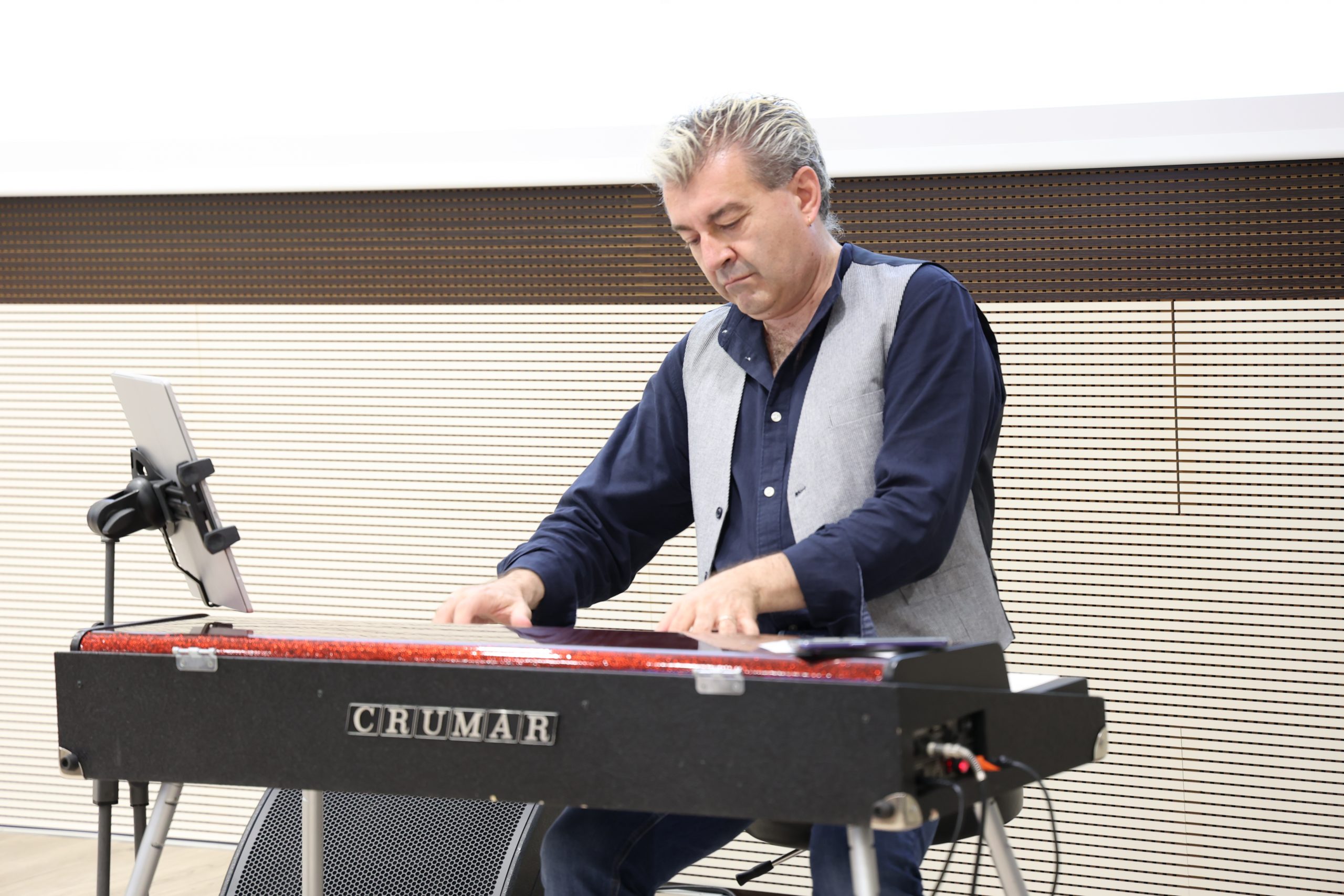 Il musicista Max Tempia alla premiazione dell'edizione 2021 del concorso letterario Gim, fra sogno e realtà del Fondo Edo Tempia di Biella.