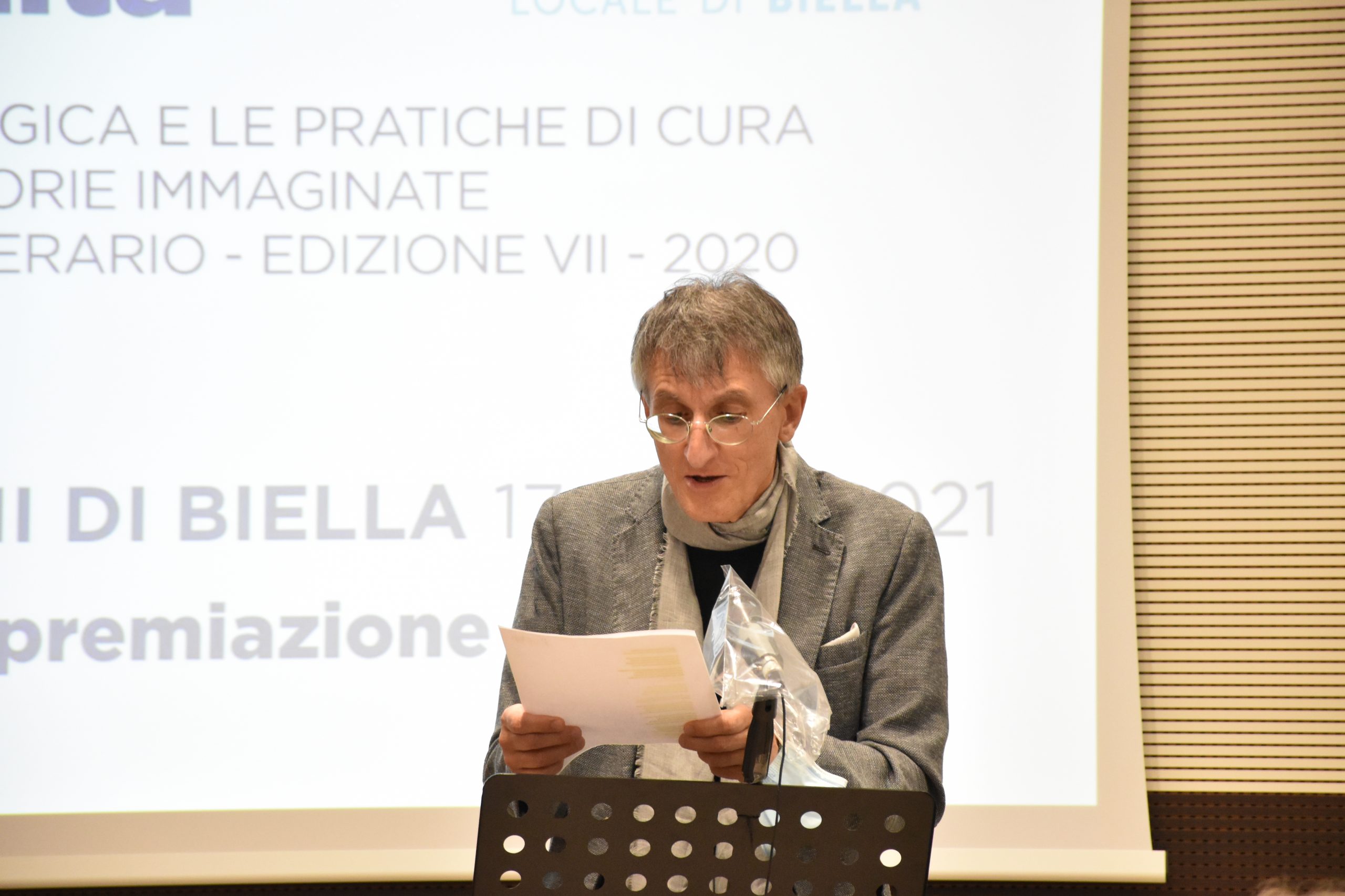 L'attore Mattia Pecchio di Teatrando alla premiazione dell'edizione 2021 del concorso letterario Gim, fra sogno e realtà del Fondo Edo Tempia di Biella.