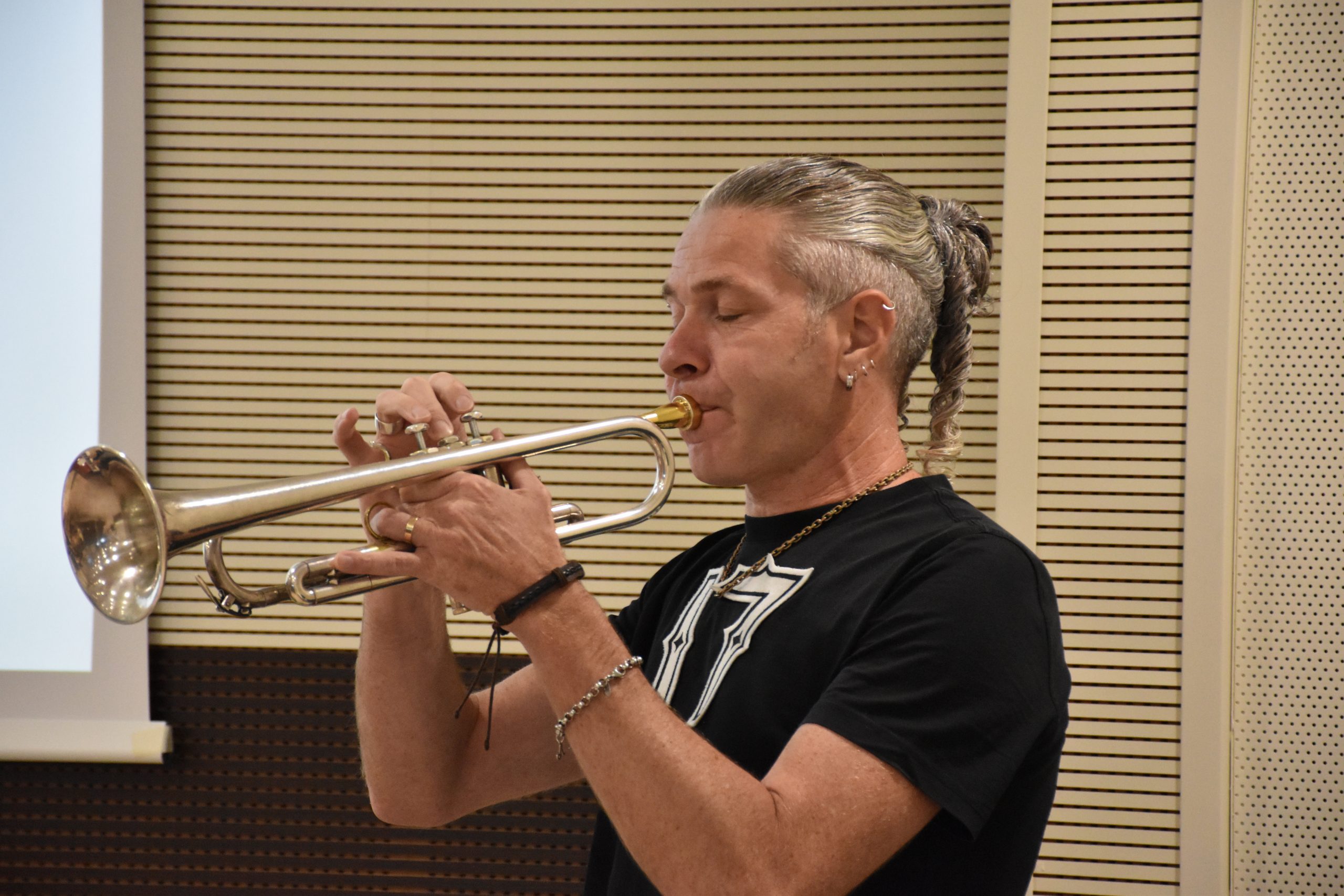 Il musicista Fabio Buonarota alla premiazione dell'edizione 2021 del concorso letterario Gim, fra sogno e realtà del Fondo Edo Tempia di Biella.